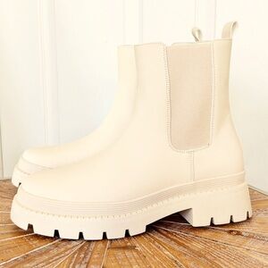 NIB JustFab Cream Faux Leather Chelsea Boots in Size 10